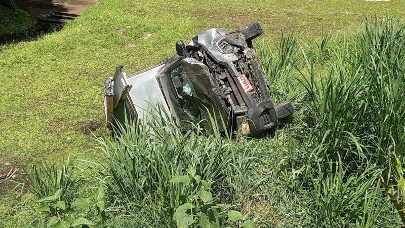 Carro con fallas mecánicas cae a guindo en Tucurrique