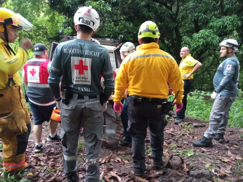 Fotos: Vehículo cae a guindo y deja 4 personas graves