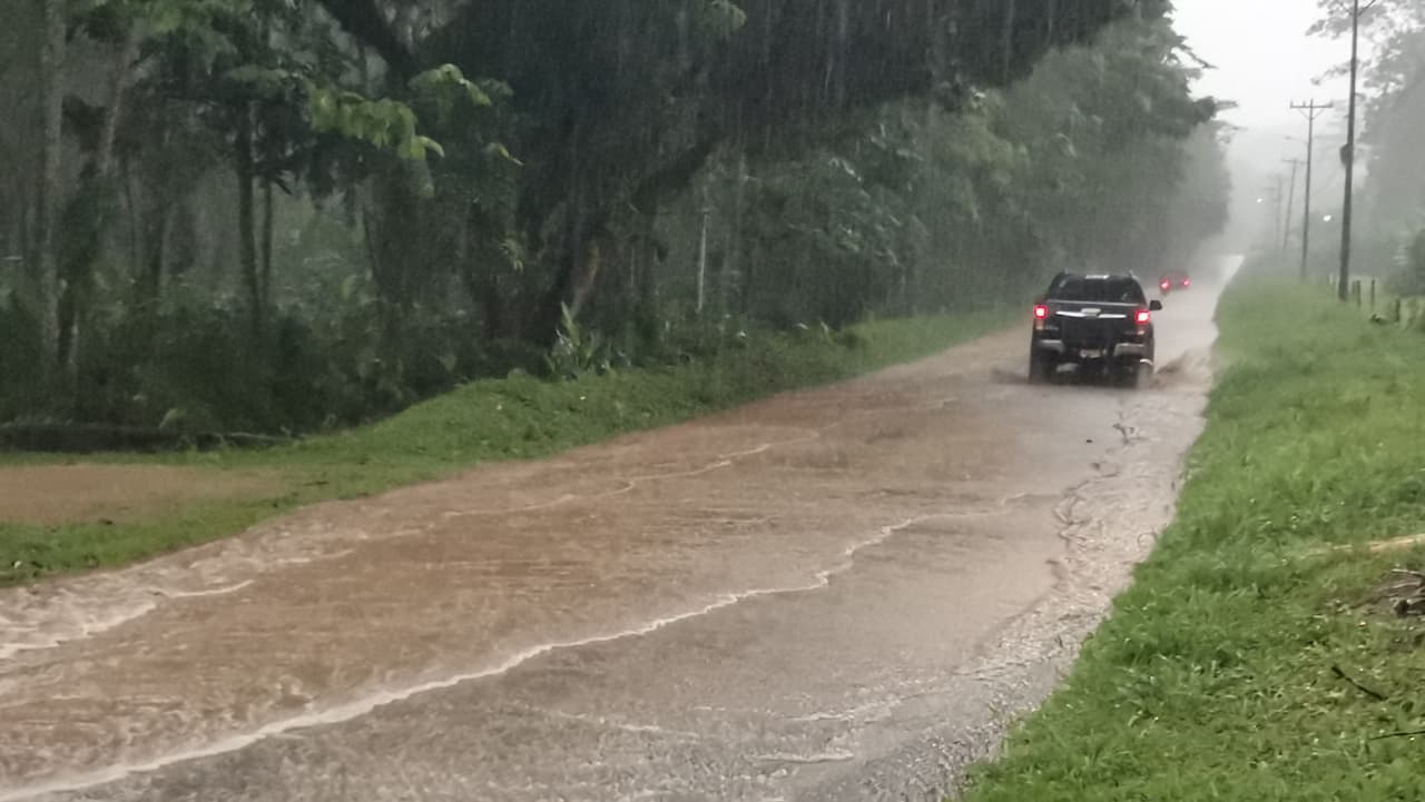 Videos: Fuertes lluvias azotan Limón