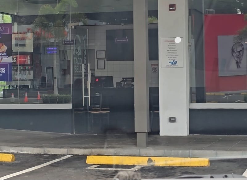 Atacan centro comercial en Guápiles
