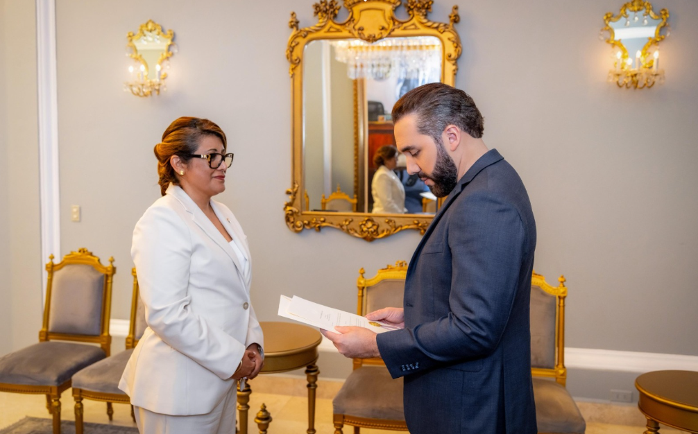 Embajadora ante El Salvador presenta cartas credenciales a B