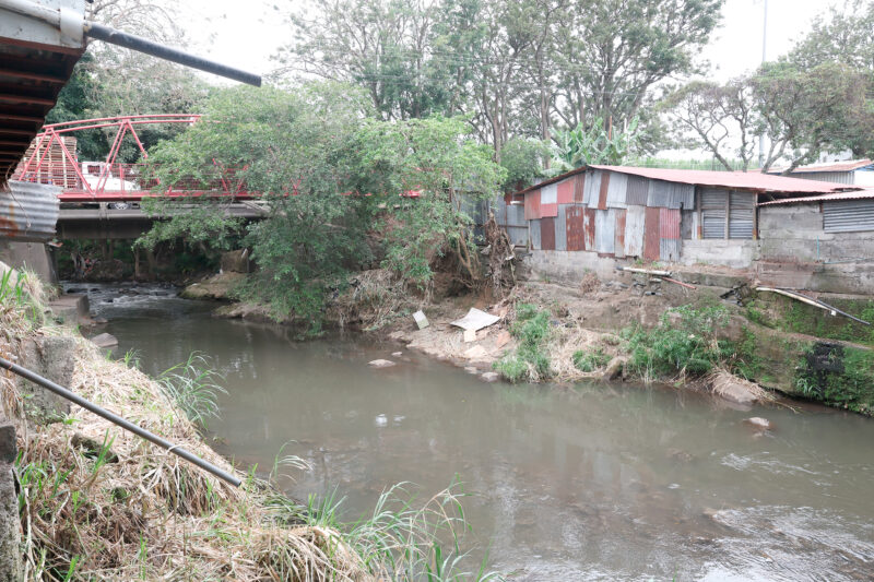 Río arrastra basura y hasta combustible.