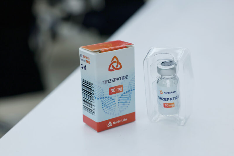 tirzepatide que contiene SEMAGLUTIDE O TIRZEPATIDE?💉 Seguro has escuchado estos nombres en todas partes, pero ¿sabes en qué se diferencian realmente? Aunque ambos han revolucionado el tratamiento de la obesidad y la diabetes tipo 2 como funciona tirzepatide Qué es