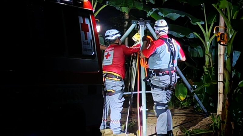 Hombre fue hallado al fondo del pozo. Foto: corresponsal Alfie Gatgens