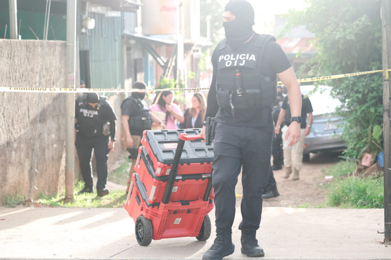 Las labores del equipo forense del OIJ en una de las viviendas.