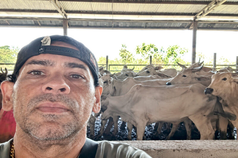 López Vega posando con lo que en apariencia es su ganado.