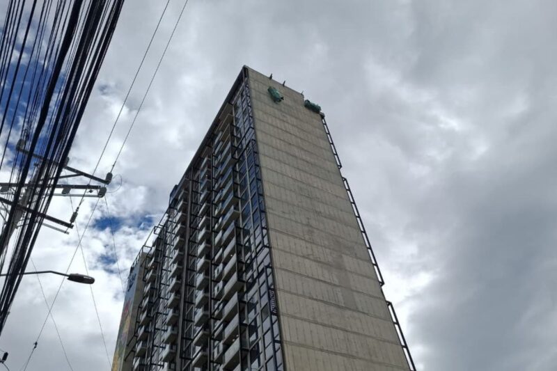 Fallo en andamio deja a cuatro trabajadores guindando a 40 metros de un edificio