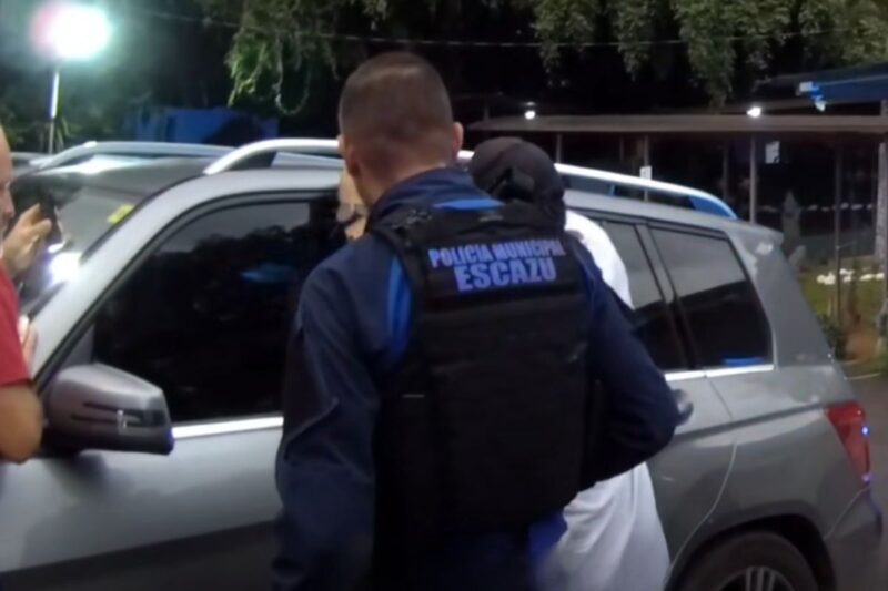 Carro se bloquea y deja a bebé de 11 meses atrapado en Escazú