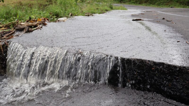 Hundimiento en carretera. Foto: Municipalidad de Turrialba.