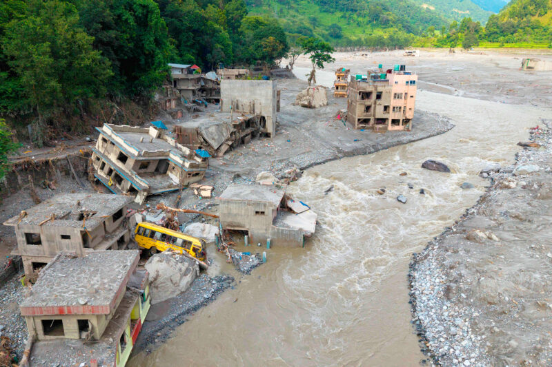 Rescate en el Himalaya avanza con dificultad