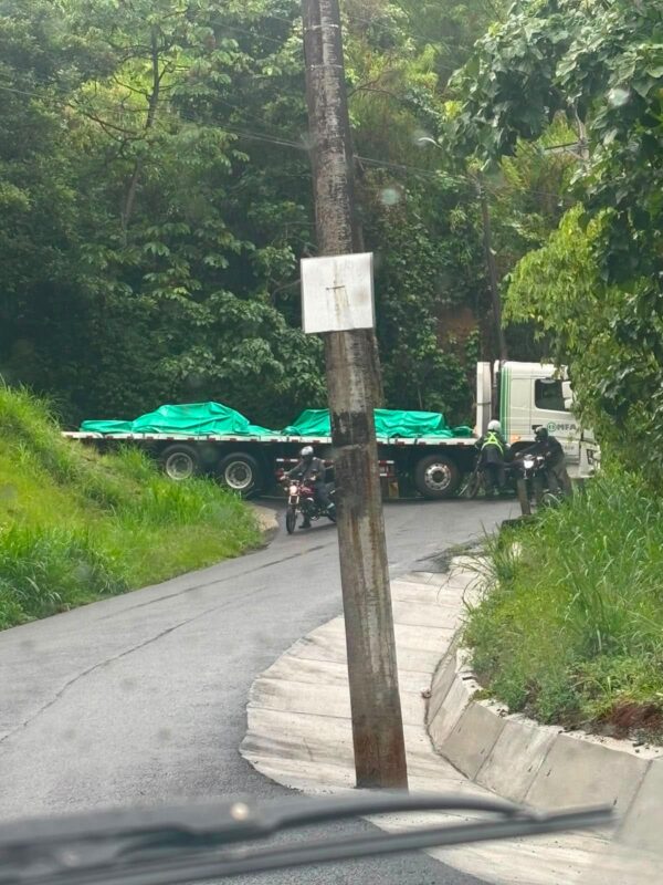Camión bloquea Barrio El Socorro. Foto: cortesía.