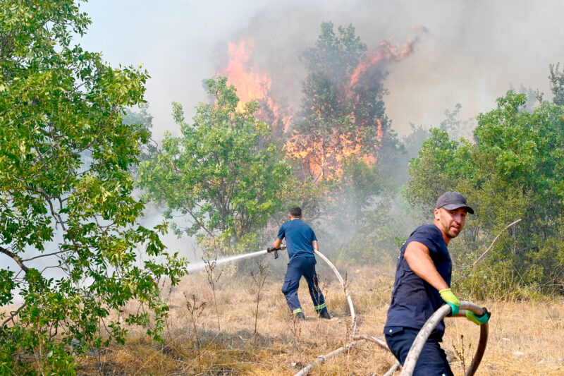 Incendios ponen en jaque a Europa con víctimas mortales