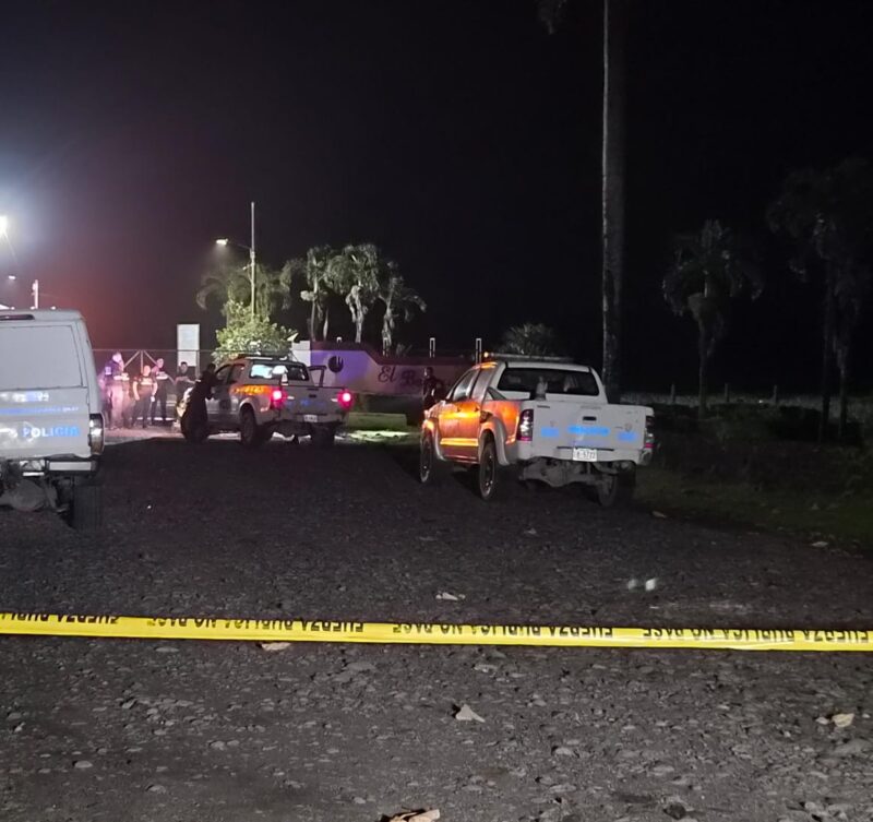 Hallan mujer sin vida; iba en asiento trasero de un carro, conductor intentó fugarse