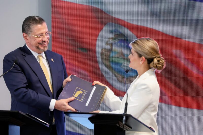 Laura Fernández anuncia proyectos de ley