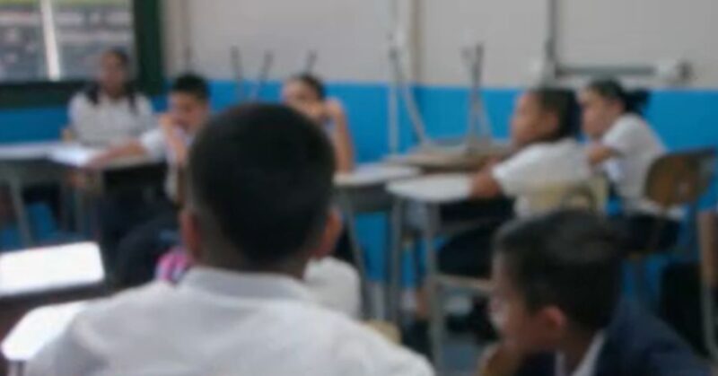 Estudiantes en aula con calendario escolar.