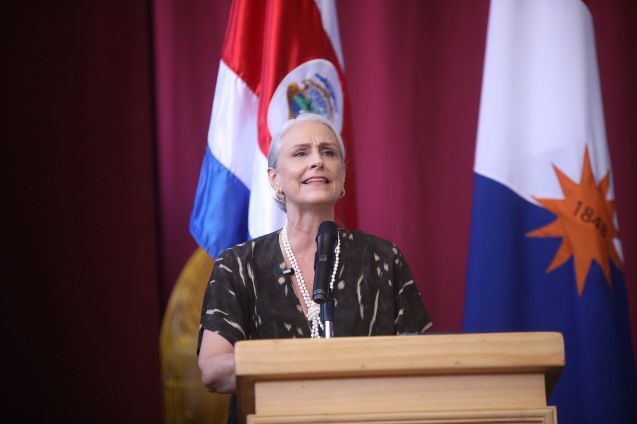 Tensión en Puntarenas: Diputada Abril Gordienko enfrenta reclamos ciudadanos durante sesión solemne
