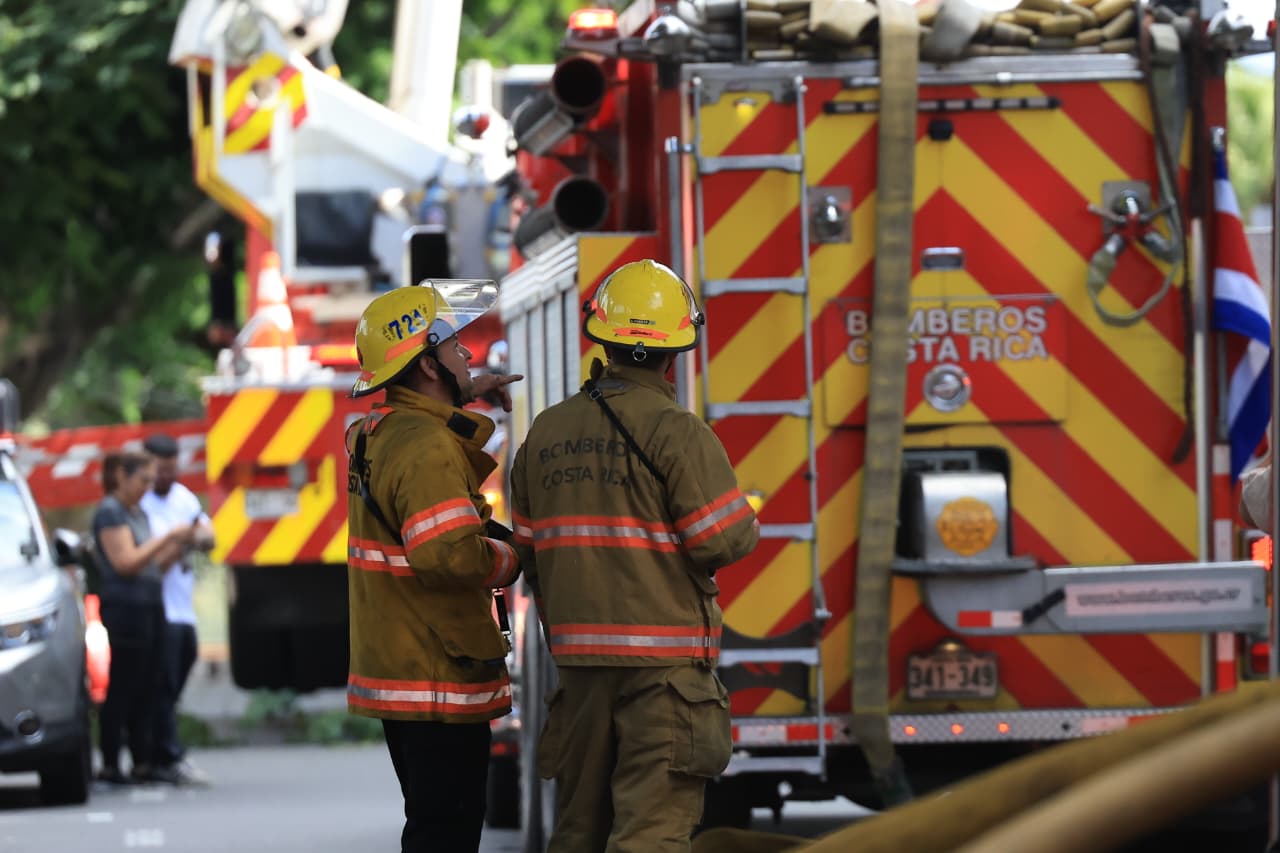 Autoridades atienden incendio en residencial de Moravia con saldo mortal