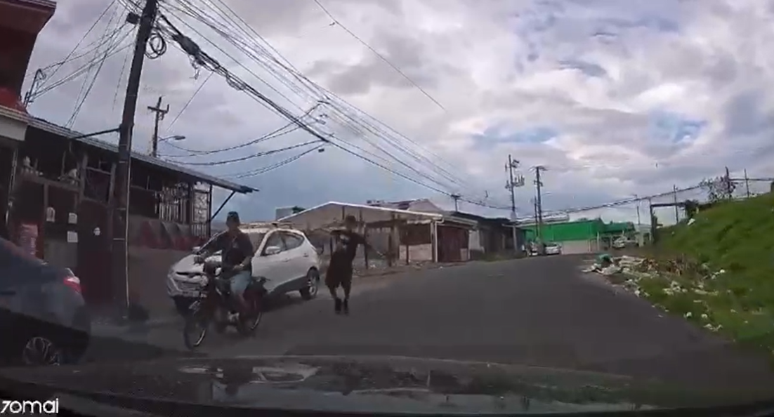 Atacan a pedradas vehículo en Limón y video del hecho se vuelve viral