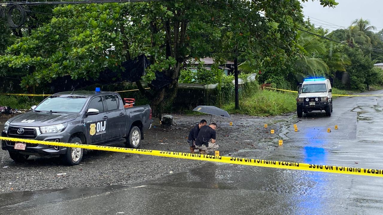 Homicidio en Limón: Sospechosos abandonan motocicleta tras asesinato a plena luz del día