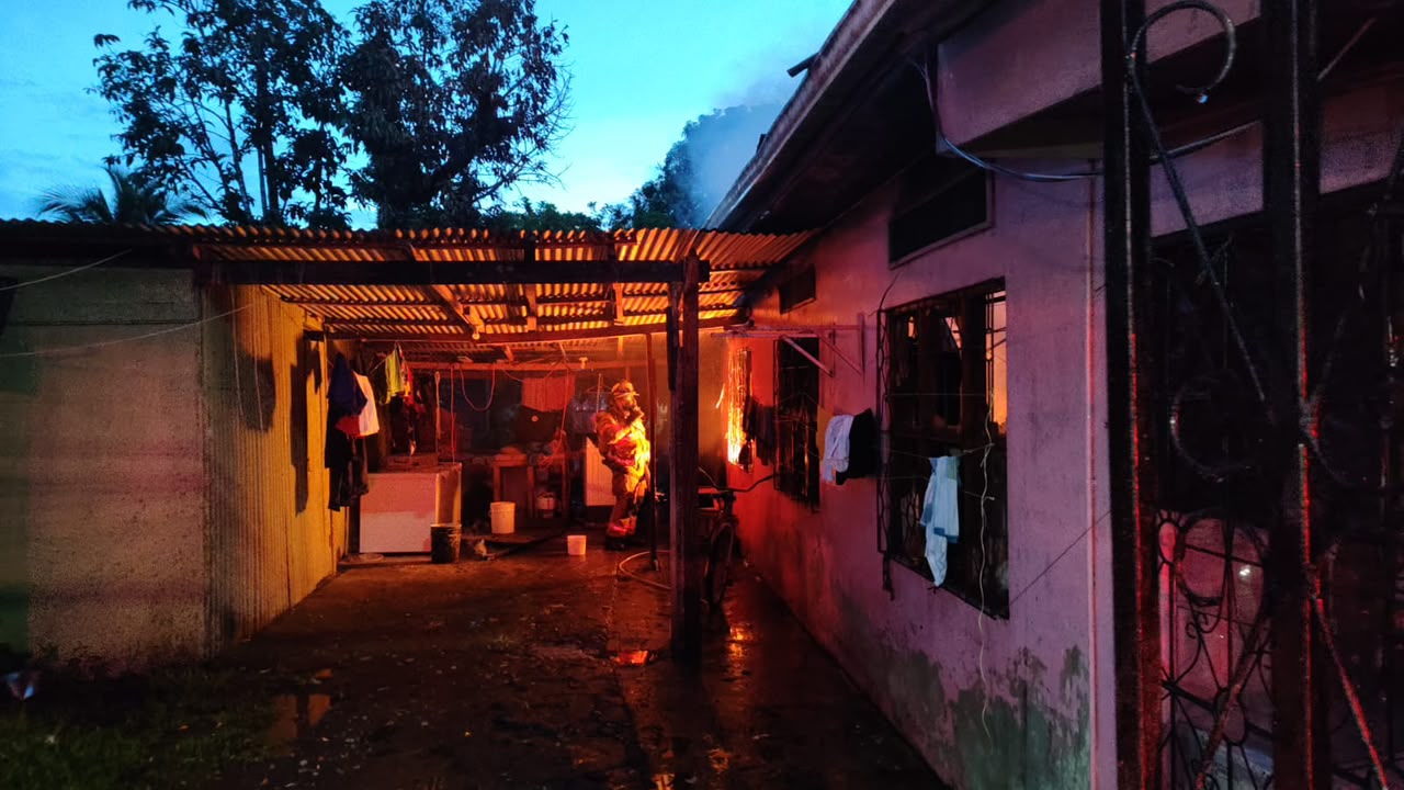 Incendio en Limón deja vivienda con daños del 80% y sin víctimas