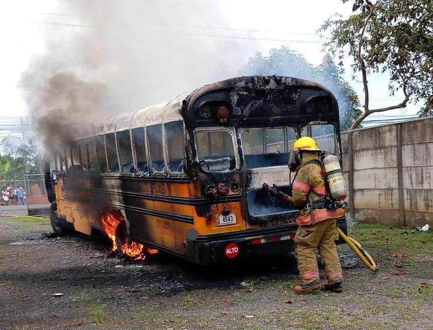 Incendio total consume autobús de transporte estudiantil en Guácimo