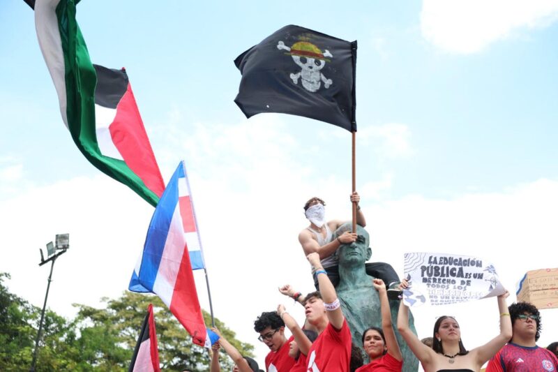 ¿Qué significa la bandera con calavera que apareció en la manifestación este martes? ¿Qué significa la bandera con calavera que apareció en la manifestación este martes?