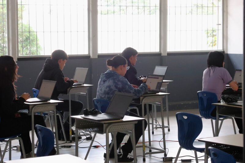 • Solo un 16,42% tienen conexión superior a los 300 megabits.