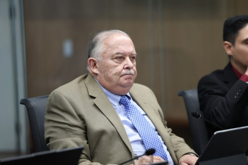 Bernal Aragón, subcontralor de la República, estuvo presente en la Asamblea Legislativa.
